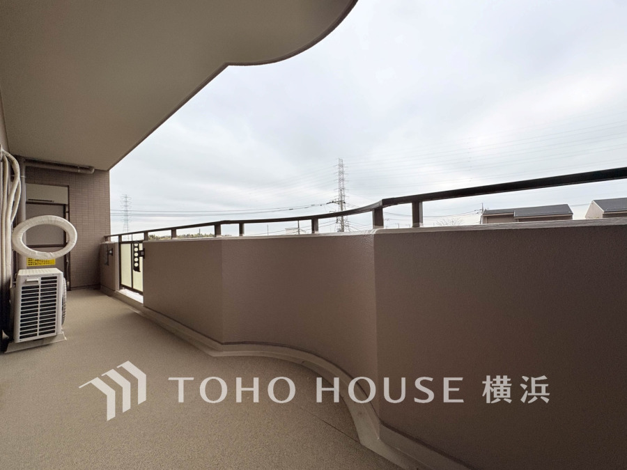 たっぷりと出幅をとったゆとりあるバルコニー空間は、開放的でありながらプライベート性も確保しています。
