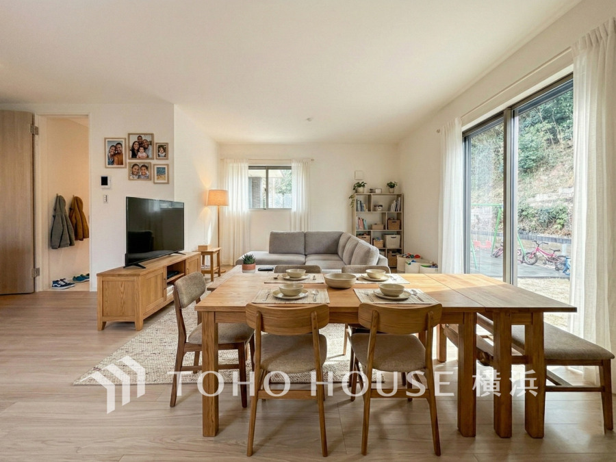 上質な時間を育む暮らしのメインステージ。寛ぎとコミュニケーションを育む居心地のよい場所。（家具・装飾品はAI加工です）