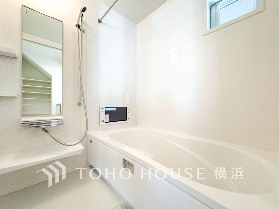 清潔感あふれる白を基調としたバスルーム。ゆったり浸かれる浴槽と便利なテレビ付きで快適なバスタイムを実現。