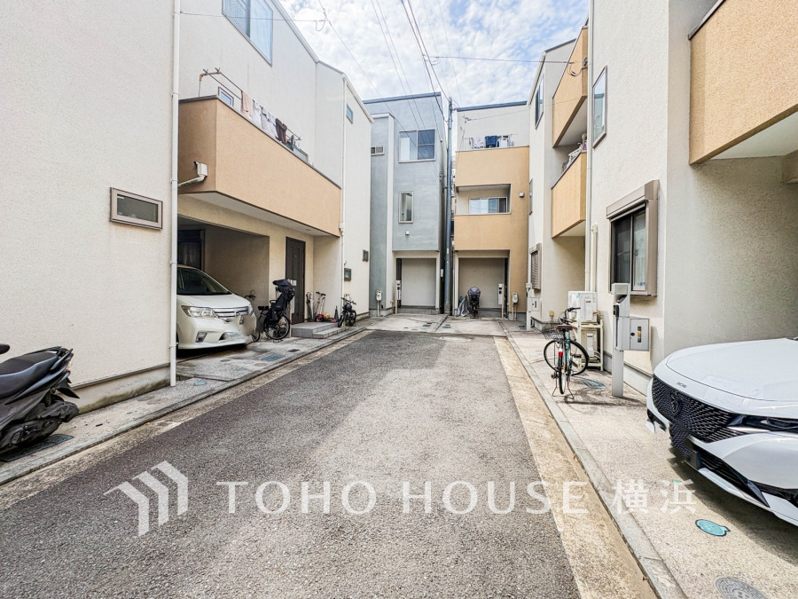 時代の流れに惑わされないシックなカラートーンで街並みに溶け込む外観は、主張し過ぎず、また平凡になり過ぎず絶妙なコントラストで輝きを放ちます。