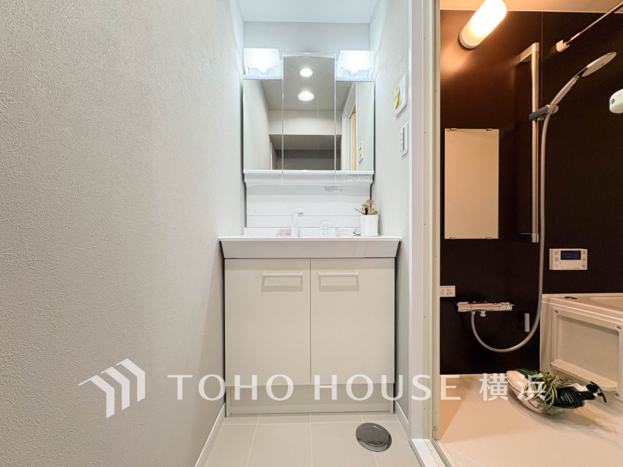 新規交換された洗面化粧台は美しく使いやすい機能が備えられています。