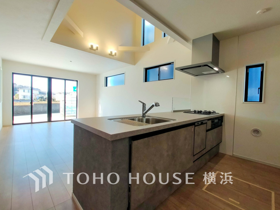 広く取られた対面キッチンは、リビングで寛ぐご家族と会話をしながらお料理が出来ます。高級感のあるカラーで空間をより上質な雰囲気にした、清潔感のあるデザインです。