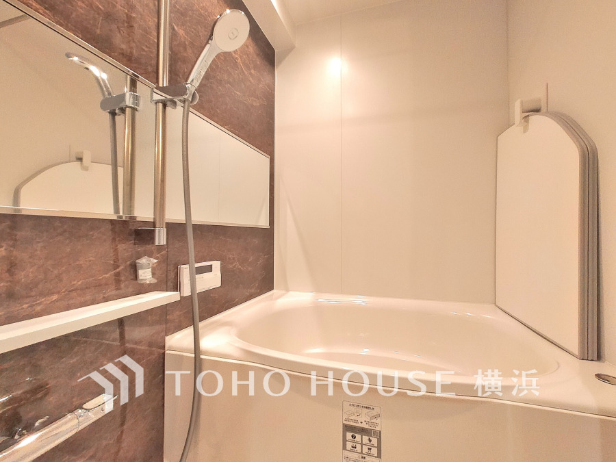 1日の疲れを取り心身を癒すことができる住まいの中のリラクゼーション空間、バスルーム。心からゆったりと寛いでいただけるよう、あたたかみのある色合いで仕上げています。