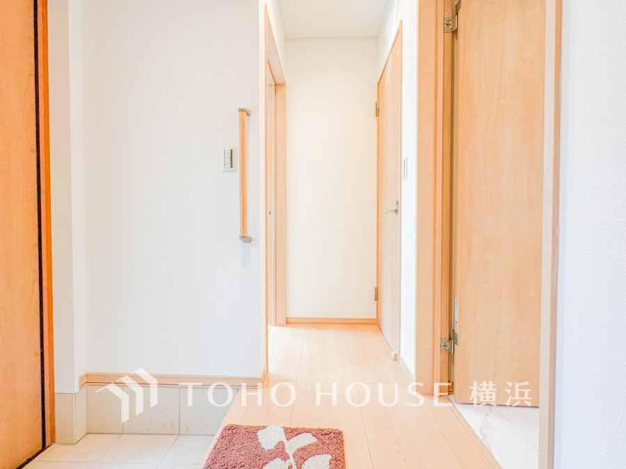 上質感漂う玄関と廊下。居住者の帰り、訪れる方を優しく迎える・安らぎに満ちた生活空間を予感させる。健やかな暮らしを楽しめそう。