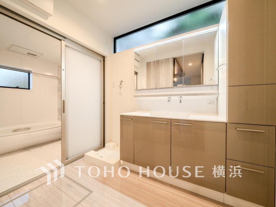 十分な大きさの洗面台と十分な収納付きのゆとりある洗面空間。
