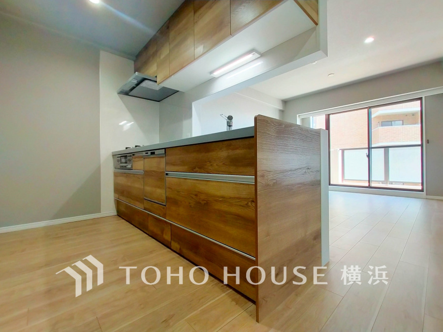 機能性とデザイン性を兼ね備えたシステムキッチン。リビングとの一体感も考慮され、美しい空間が実現。
