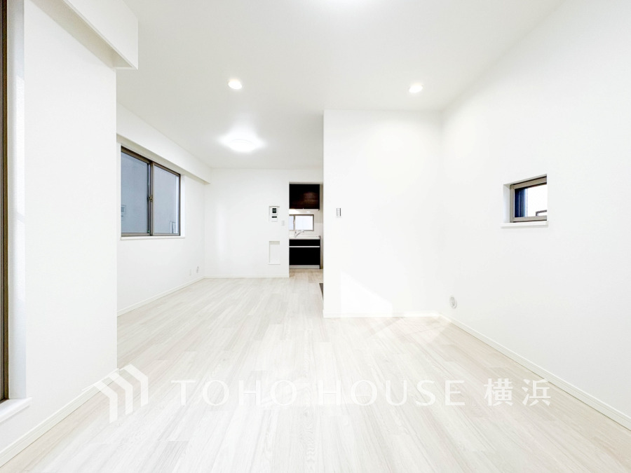 柔らかな色合いのフローリングと清潔感の溢れるクロスが明るい空間を創り出しているリビングダイニング。憩いの場に相応しく、ここで楽しむ家族の時間が絆をより深めてくれそうです。