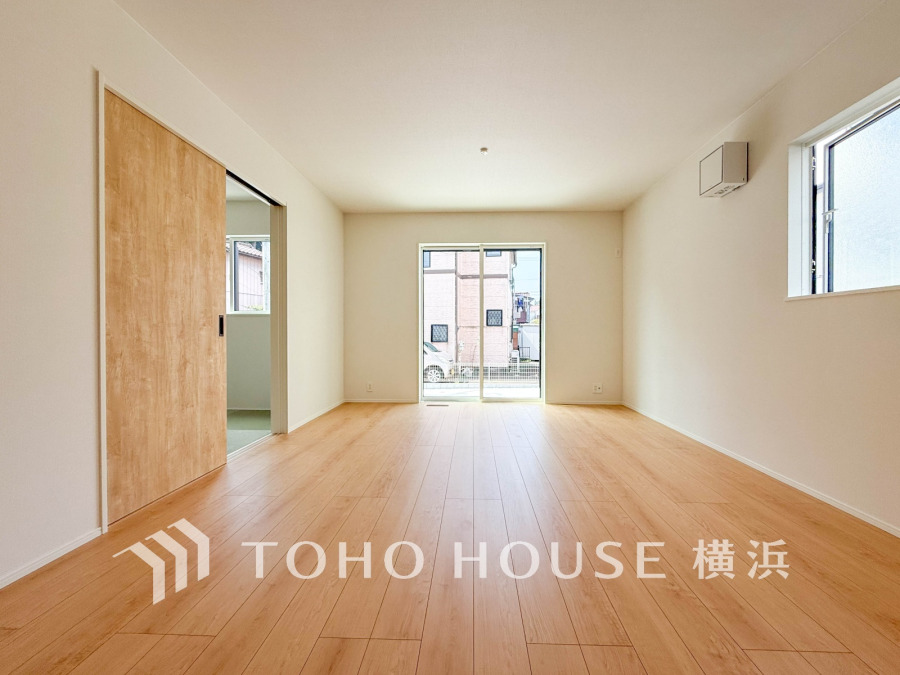 和やかで洗練された空間の演出。寛ぎとコミュニケーションを育む居心地のよい場所。やわらかな陽射しが降り注ぎ、室内に開放感と爽快感をもたらします。