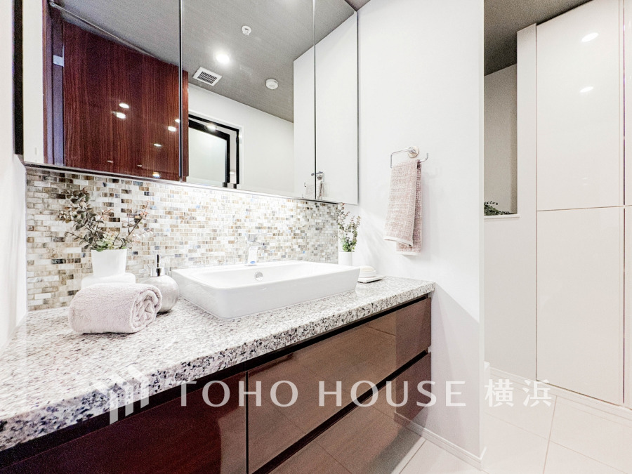 落ち着いた色使いのパウダールームはドレッシーな雰囲気で、上質を感じられる空間。朝晩のケアをする大切な場所だからこそ、ゆったりした落ち着きと清潔感を持たせました。