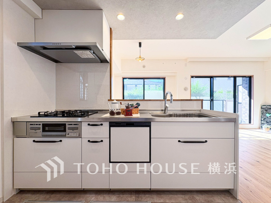 スタイリッシュな対面キッチンを採用。リビングが見渡せるので、お子様を安心して遊ばせながら家事ができ、リビング学習をするお子様にも声がかけやすい自然な距離感。 