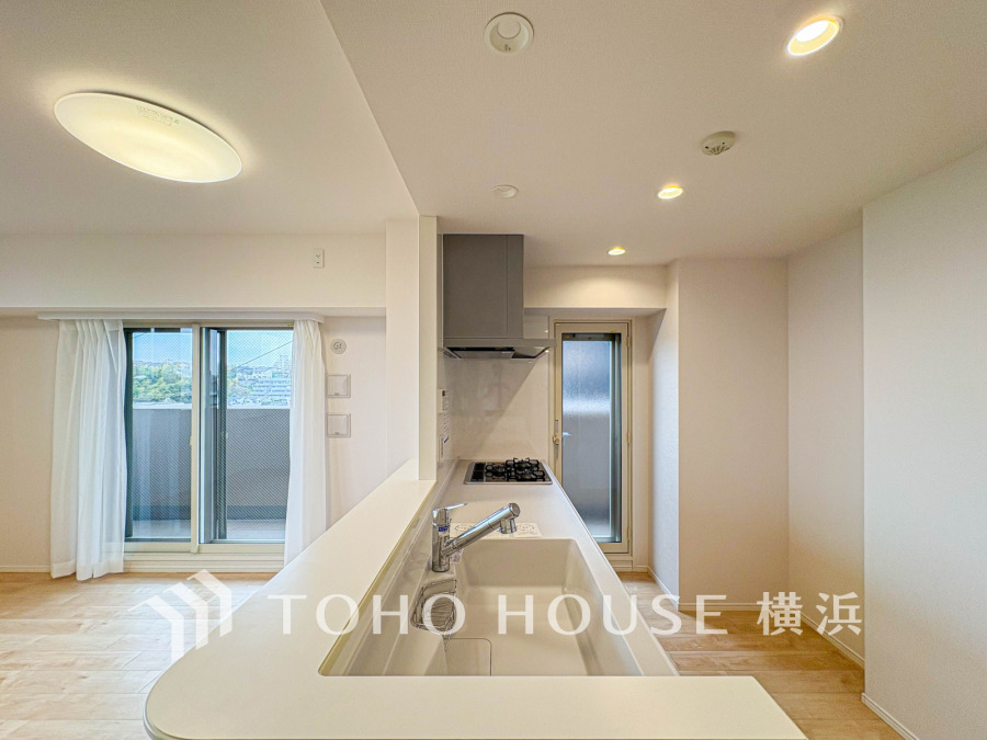 明るく開放的な対面キッチン。リビングとつながり、家族の会話が弾む快適な空間です。