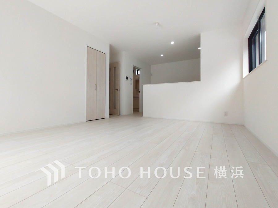 明るい自然光が差し込む、シンプルで広々としたリビング空間。収納も充実しています。