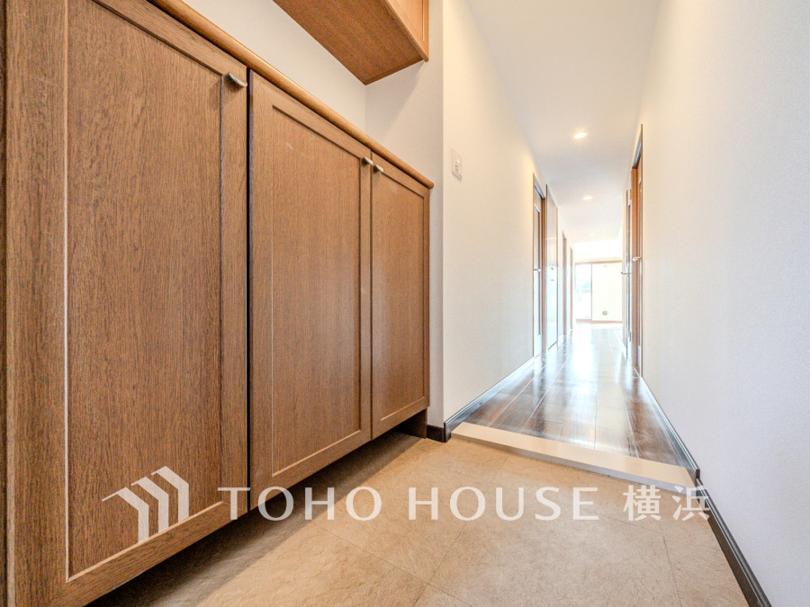 落ち着いた木目調の収納が彩る玄関スペース。家族や来客を温かく迎える空間です。