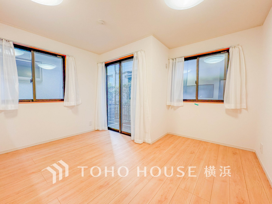 多くの窓から光を取り込む明るく風通しの良いLDK空間。