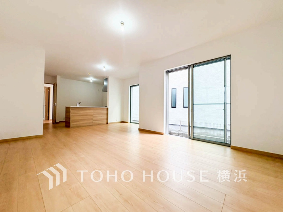 家族と過ごすひと時を溢れる光が優しく包み込むリビングダイニング。家族とともに、心穏やかに過ごすひととき。家族との時間、自分の時間を大切にできる空間がここにあります。