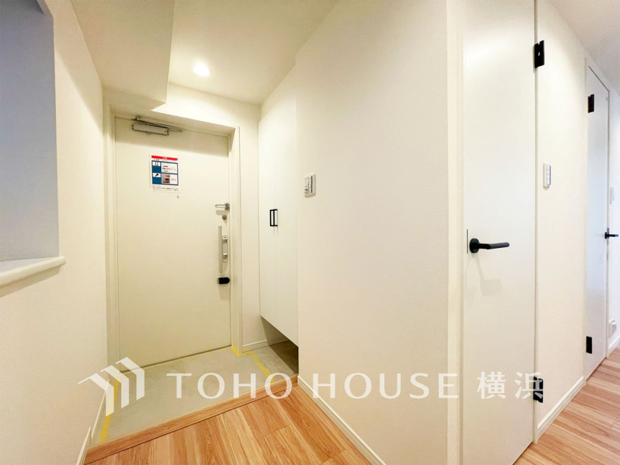 清潔感あふれる白を基調とした玄関ホール。収納も充実したゆとりある空間です。