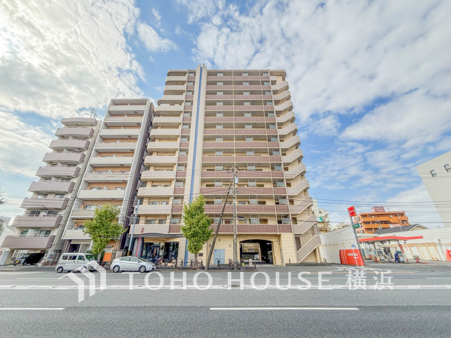 陽射しを受けて輝く時間、街灯に照らし出される夕暮れ時。様々なシーンで違った魅力的な表情を見せてくれます。住まう方のプライドを満たすクオリティを備えています。