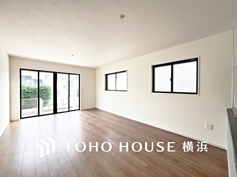 光と風が溢れる開放的なリビングダイニングには自然と家族みんなが集まってきます。明るく穏やかな空気の中で飲んだり、食べたり、笑ったり。