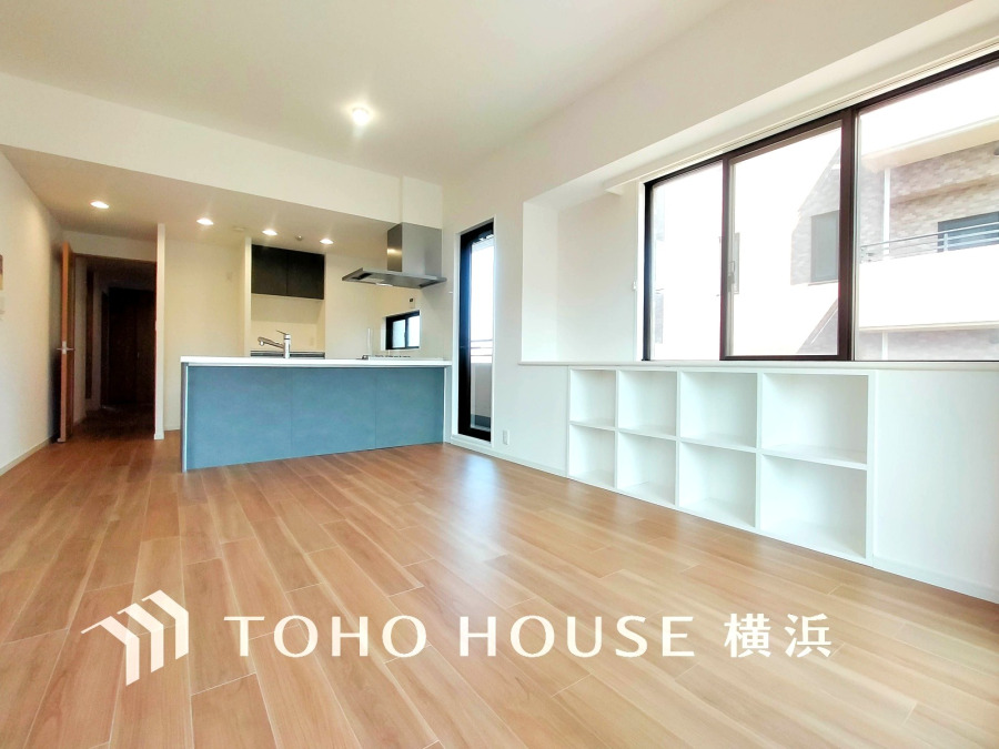 和やかで洗練された空間演出。寛ぎとコミュニケーションを育む場所。柔らかな陽射しが広がり、室内に開放感と爽快感をもたらします。