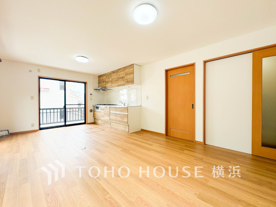 明るく開放的な空間が広がるLDK。室内には豊かな陽光が注ぎ込み、爽やかな住空間を演出。
