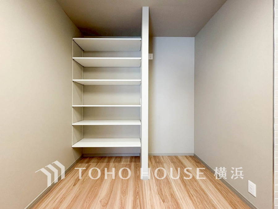 キッチンには嬉しいパントリースペースが取ってあります。食品ストックや食器や調理器具など大容量に収納できる嬉しい空間。