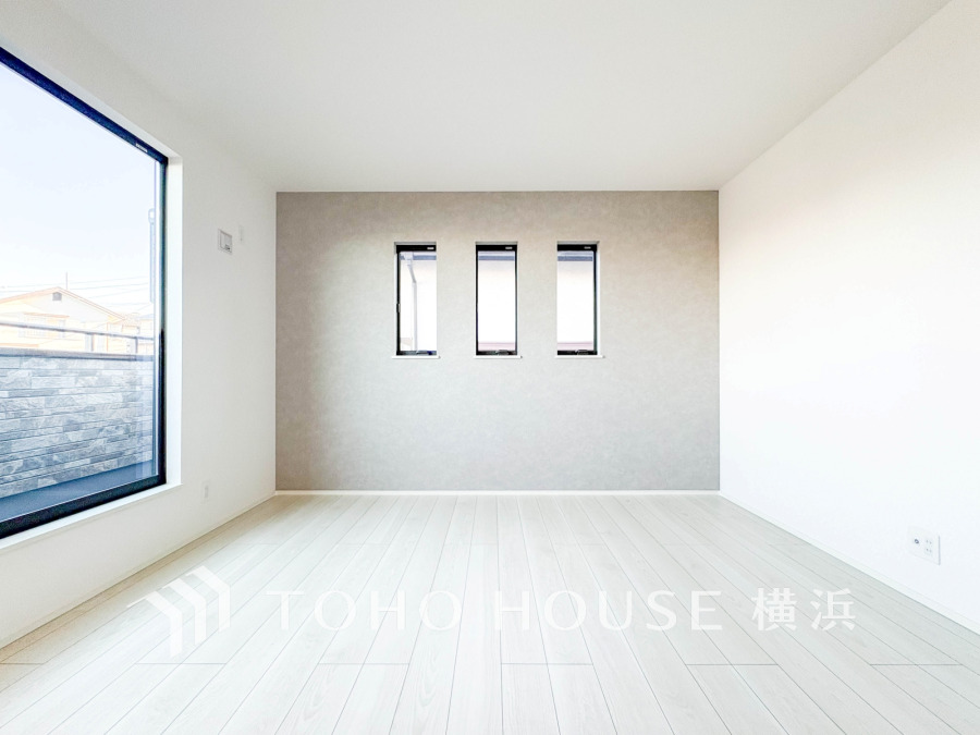 バルコニーに面した明るい洋室。穏やかな陽射しが、ゆったりとした寛ぎの時間を包みます。
