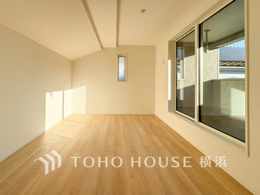 明るい自然光が差し込む、シンプルで清潔感のある居室。広々とした空間が魅力です。