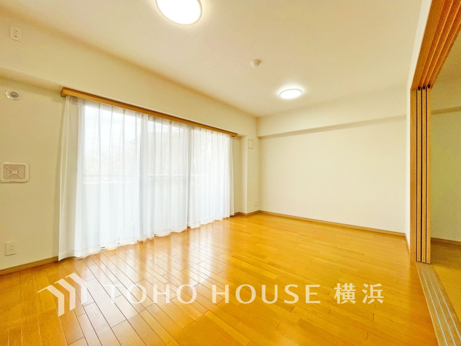 家族と過ごすひと時を溢れる光が優しく包み込むリビングダイニング。家族とともに、心穏やかに過ごすひととき。家族との時間、自分の時間を大切にできる空間がここにあります。