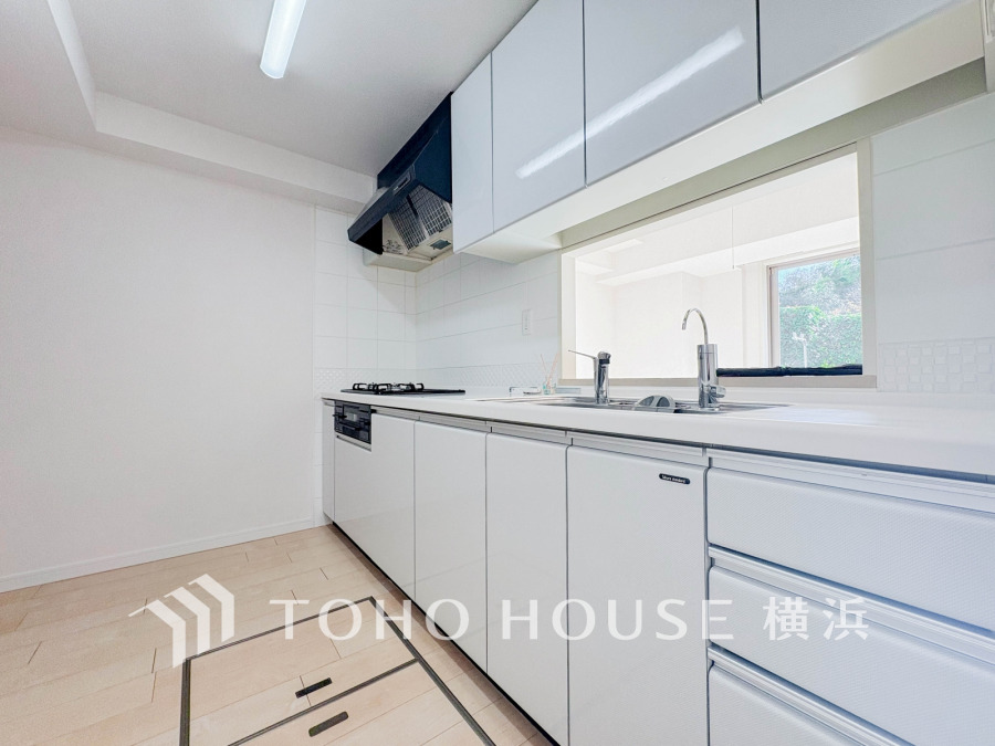 清潔感あふれるホワイト基調のシステムキッチン。収納豊富で使いやすく、家事を快適にサポートします。