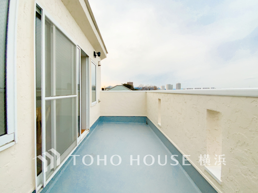 気持ちのいい空が見渡せる広いバルコニー。爽やかな風を感じて、心躍る素敵な暮らしがはじまります。