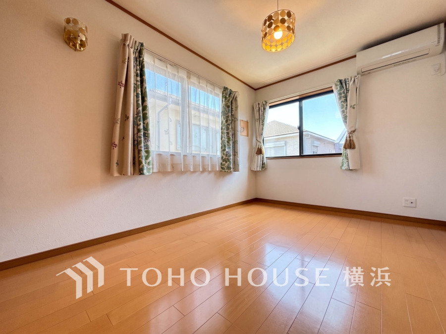 大きな窓からたっぷりと陽光が注がれる明るい空間。家族の成長に対応できる永住仕様の間取り。時を忘れて過ごす場所として過ごせるお部屋。（AIで家具を消しています）