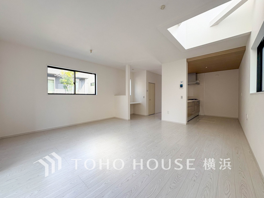 家族と過ごすひと時を溢れる光が優しく包み込むリビングダイニング。家族とともに、心穏やかに過ごすひととき。家族との時間、自分の時間を大切にできる空間がここにあります。