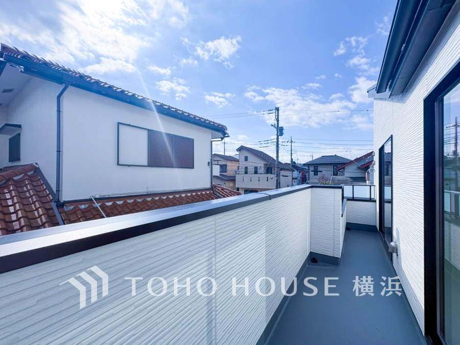 ずっと太陽を感じる事ができるのは、遮るものが視界に無いから。彼方に広がる風景が絵画のように広がります。