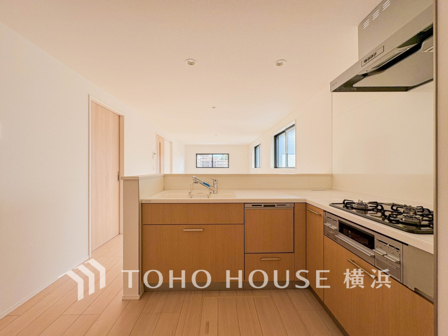 家事動線やリビングとのつながりに配慮し、食事の準備や片付けなどの家事を楽しくするキッチンスペースに仕上げました。毎日使う場所だから気持よく使えて、居心地の良い空間に。