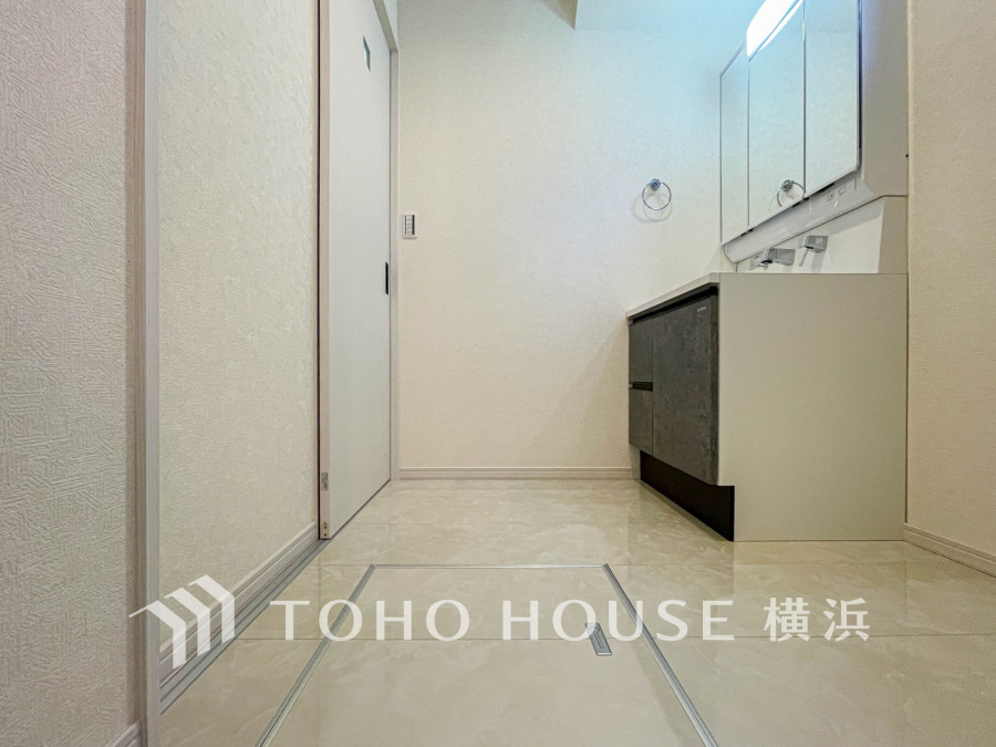 快適な使い心地とゆとりある空間が1日の疲れを解きほぐすバスルーム。空間も浴槽もゆったりのびのび使えるゆとり設計。広く感じるゆとり設計で快適なリラックスタイムを過ごせます。