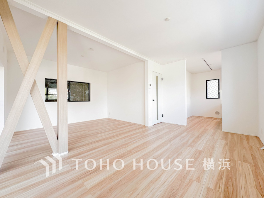 ここにはみんなが集い、食事と楽しい会話が始まる。話に夢中になりすぎて、ついつい時を忘れてしまう。そんな束の間の幸せを感じさせてくれる場所。