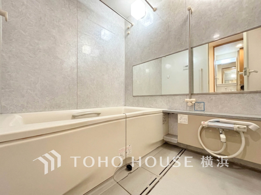 清潔感あふれる広々としたバスルーム。大きな鏡とゆったり浸かれる浴槽が日々の疲れを癒します。