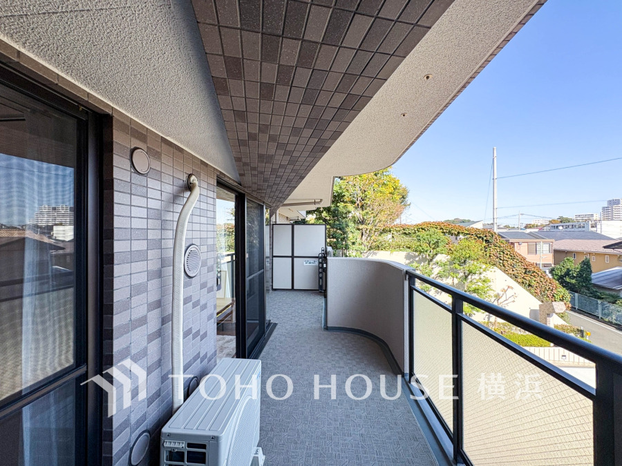 陽当たり良好で開放感あふれる広々バルコニー。リラックス空間としても最適です。