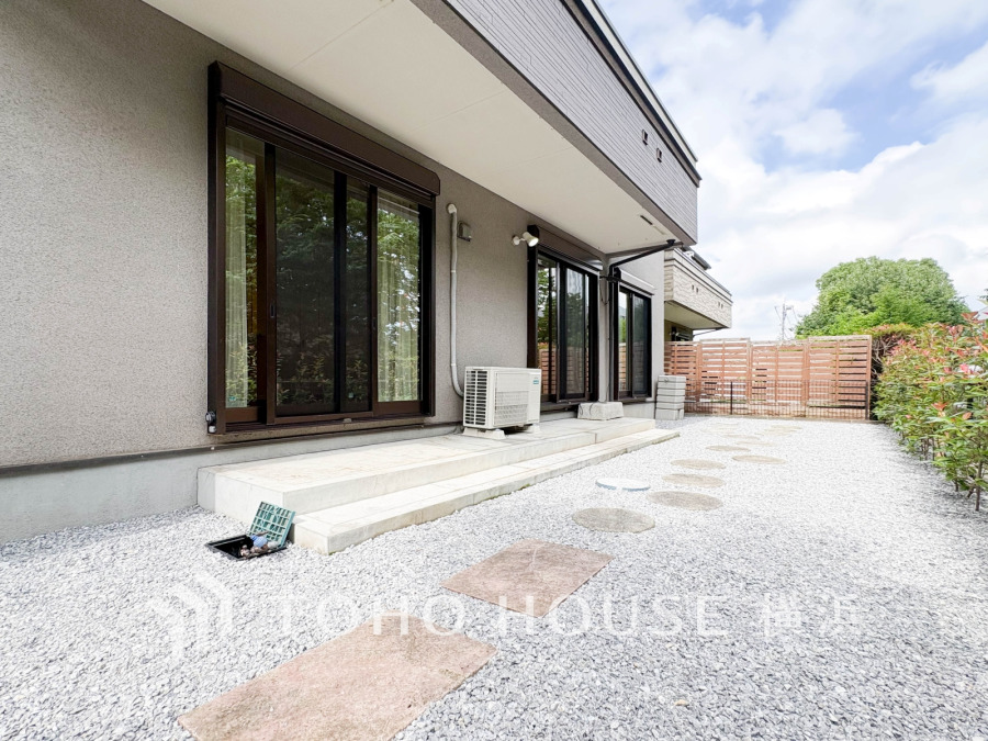 庭付き戸建という名にふさしいほどゆったりとしたお庭です。これだけの大きさがあれば花壇、お子様の遊び場やガーデニング等、自由自在にお楽しみ頂けることと思います。