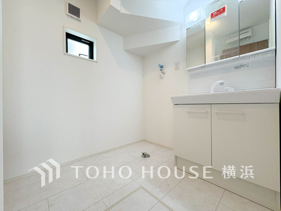 十分な大きさの洗面台は、身だしなみチェックや歯磨きなど、朝の慌ただしい時間でも余裕とゆとりを感じて頂けます。