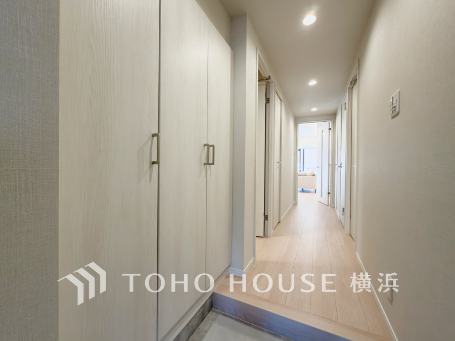 明るく清潔感のある玄関ホール。大容量の収納でスッキリ片付き、快適な住空間を演出します。