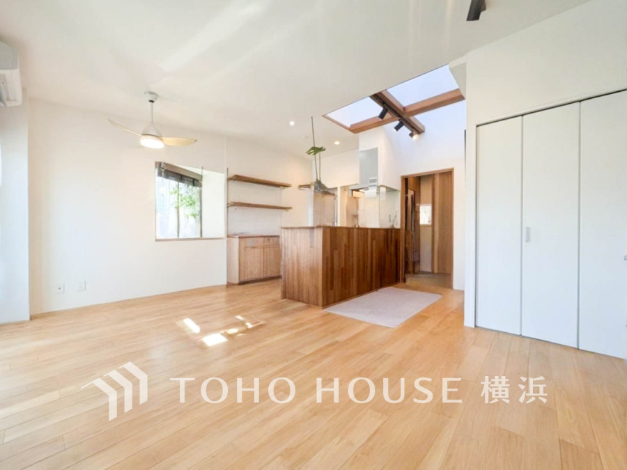 明るく開放的な空間が広がるLDK。室内には豊かな陽光が注ぎ込み、爽やかな住空間を演出。ホームパーティーでもゲストと一緒に料理を楽しみながら楽しい時間を過ごせそう。