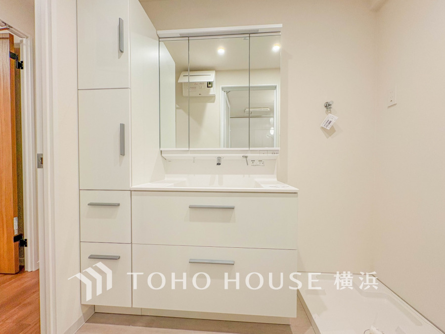 清潔感あふれる白を基調とした洗面スペース。大容量収納と広い鏡で使いやすさも抜群です。