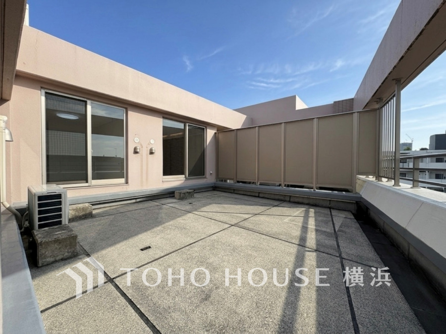 大空と眺望を心ゆくまで楽しめるルーフバルコニー。広々としたオープンエア空間が開放感溢れる毎日を演出します。
