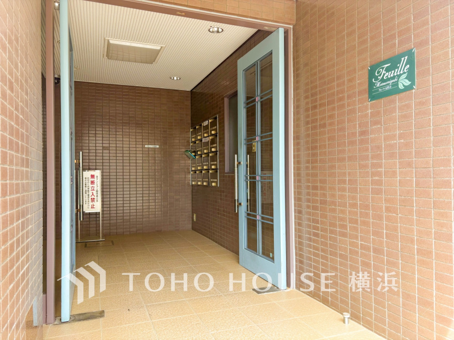 上品で清潔感があるエントランスは住人やゲストを迎え入れ、そして送り出す場にふさわしい上質な空間です。プライベート感が高まるシックな装いのエントランス。