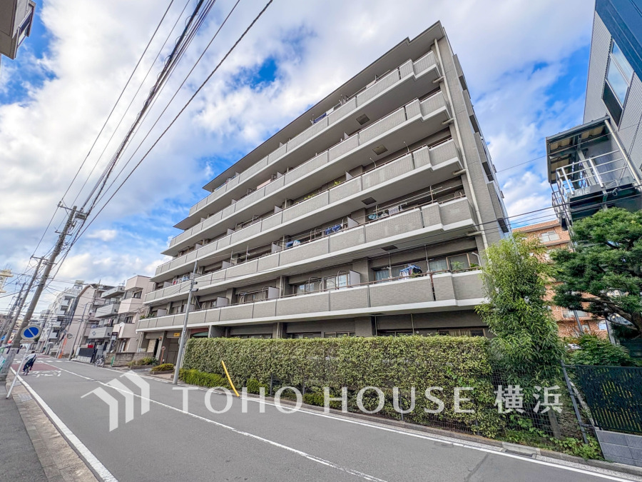 時代の流れに惑わされないシックなカラートーンで街並みに溶け込む外観は、主張し過ぎず、また平凡になり過ぎず絶妙なコントラストで輝きを放ちます。