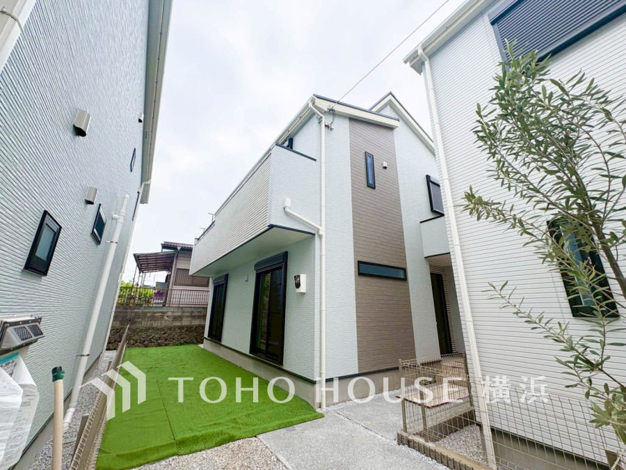 シンプルでスタイリッシュな外観の新築一戸建て。庭付きでゆったりとした寛ぎの時間を楽しめます。