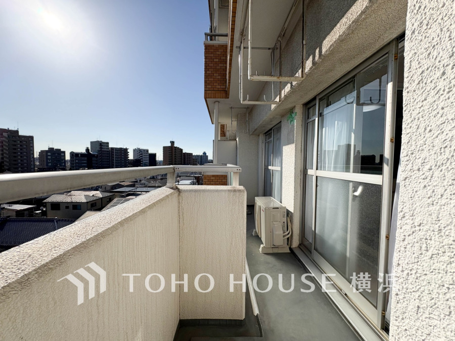 広いバルコニーは、暮らしの中での光と風を演出してくれています。見事なまでの開放的な空間をお楽しみください。