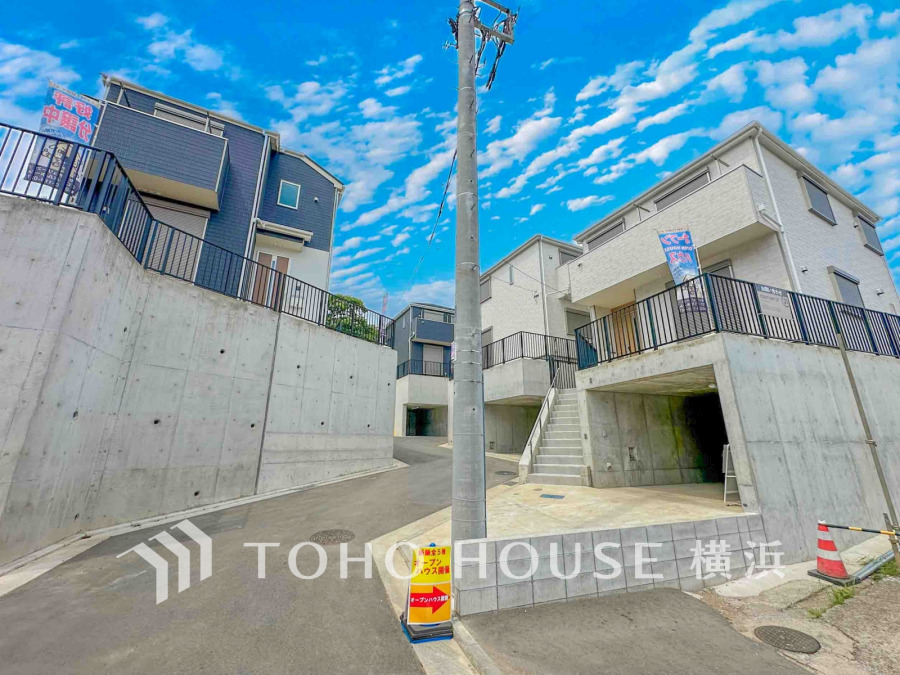 光溢れる閑静な分譲地。統一感がありながら個性が光る全5棟の新築住宅。時間のゆとりと空間、爽やかな陽光がもたらす光と風を贅沢なまでに感じる暮らしが始まります。