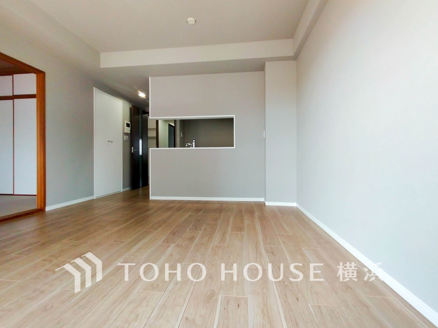 リビングは、家族と共有する生活圏。和室が隣接しており、明るく開放的な居住空間を提供します
